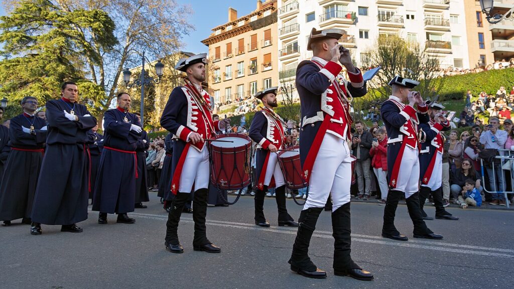 Pífanos y tambores de la Guardia Real acompañan al Cristo de los Alabarderos por la calle Bailén, Madrid, en 2026